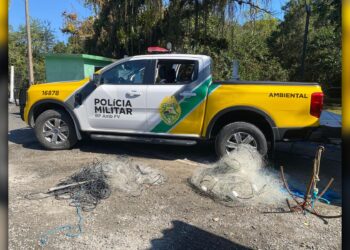 Polícia Ambiental flagra homem praticando pesca irregular em Matinhos; rede com 20 metros de comprimento foi apreendida