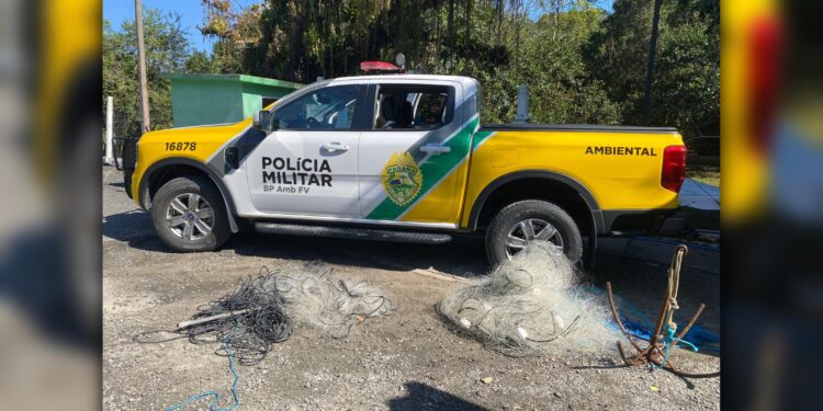 Polícia Ambiental flagra homem praticando pesca irregular em Matinhos; rede com 20 metros de comprimento foi apreendida