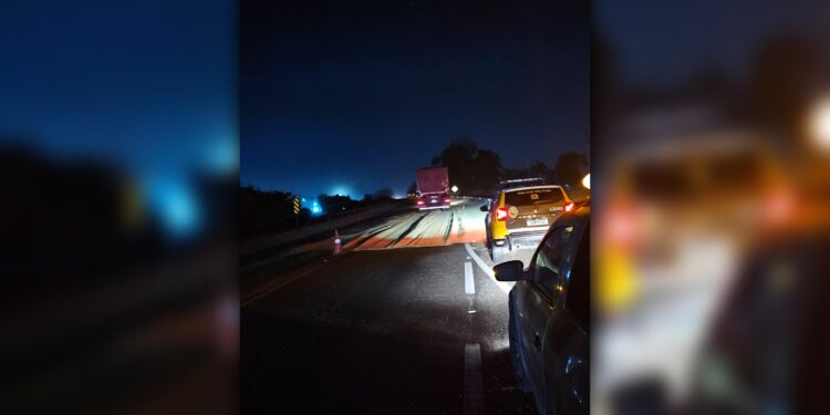 ACONTECEU DE NOVO: Suspeitos arrombam tampa do tombador e espalham quase 6 toneladas de grãos de soja na BR-277