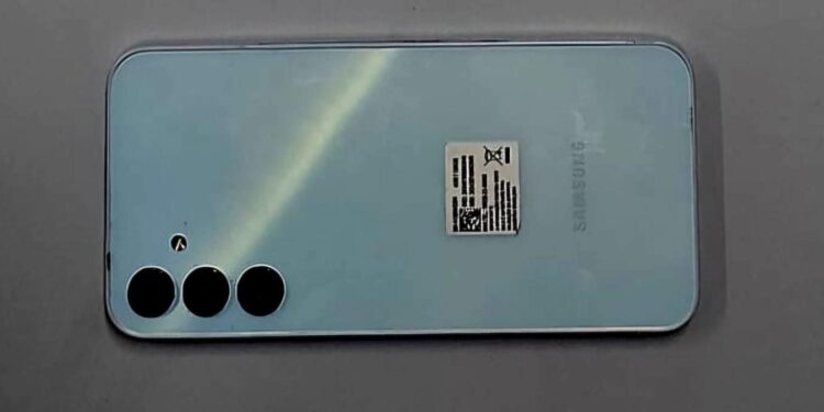 PM prende assaltante e recupera celular roubado em Paranaguá