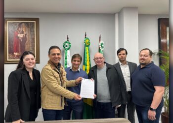 Prefeito de Paranaguá sanciona “Lei Pepe Valinas” em defesa das prerrogativas da advocacia e contra abusos de autoridade