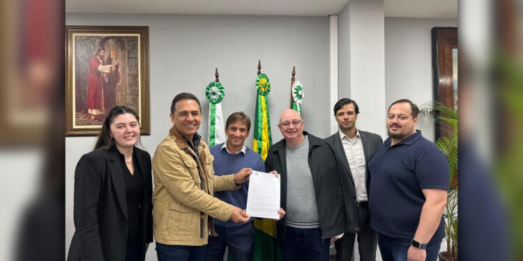 Prefeito de Paranaguá sanciona “Lei Pepe Valinas” em defesa das prerrogativas da advocacia e contra abusos de autoridade