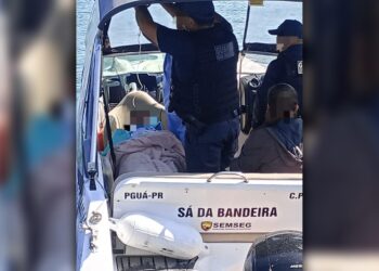 Policiais militares e agentes da Guarda Civil Municipal atuam no resgate de idosa na Ilha do Mel em Paranaguá