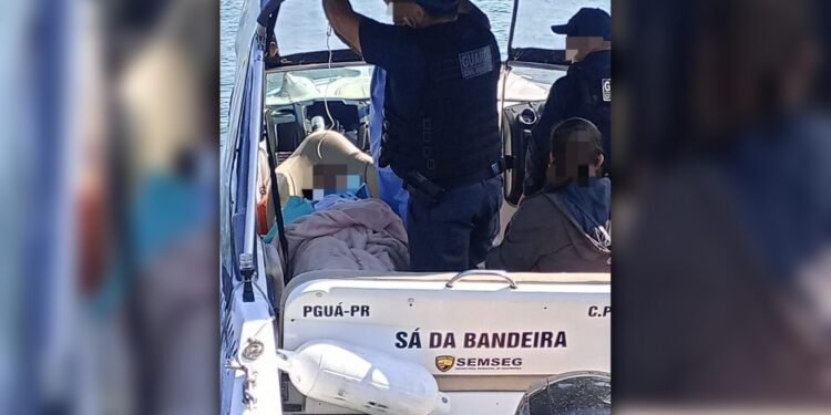 Policiais militares e agentes da Guarda Civil Municipal atuam no resgate de idosa na Ilha do Mel em Paranaguá