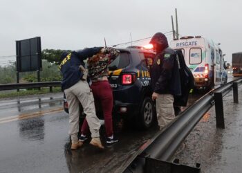 Motorista embriagada é presa após provocar acidente com caminhão na ponte do Rio Emboguaçu, em Paranaguá