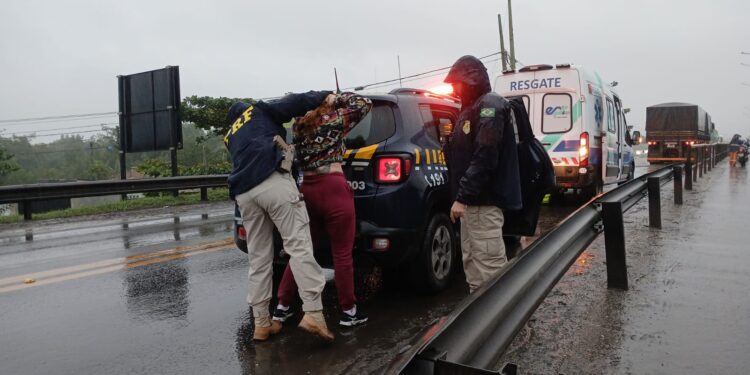 Motorista embriagada é presa após provocar acidente com caminhão na ponte do Rio Emboguaçu, em Paranaguá