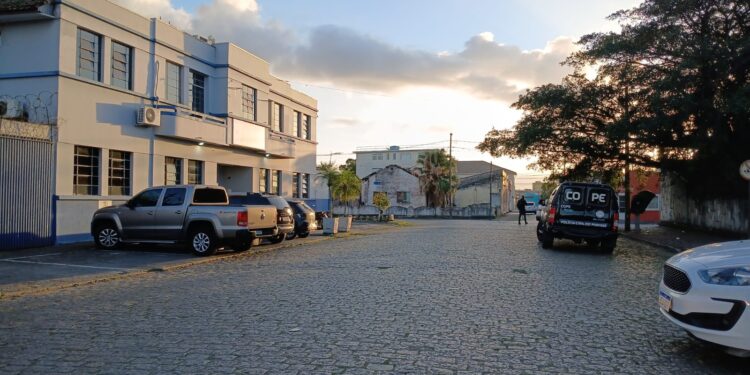 Gaeco de Paranaguá cumpre 24 mandados de prisão e 26 de busca e apreensão em operação contra o tráfico no litoral