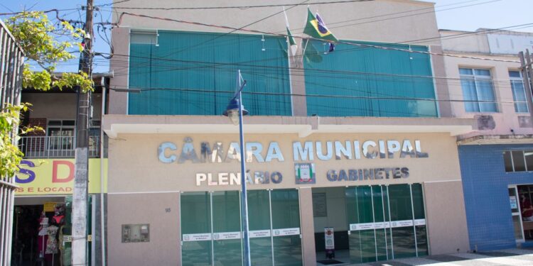 Com salários de quase R$ 10 mil, vereadores de Matinhos querem auxílio-alimentação de R$ 1.420