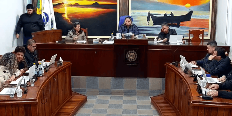 Com Câmara lotada e clima tenso, vereadores aprovam venda de terrenos públicos em Pontal do Paraná