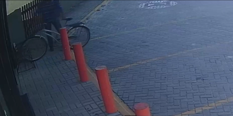 Câmeras de segurança registram furto de bicicleta em Matinhos