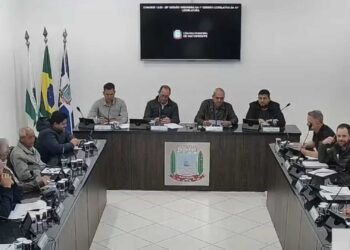 Projeto de lei que promete luz e água para áreas irregulares avança em Matinhos, mas ignora legislação já existente