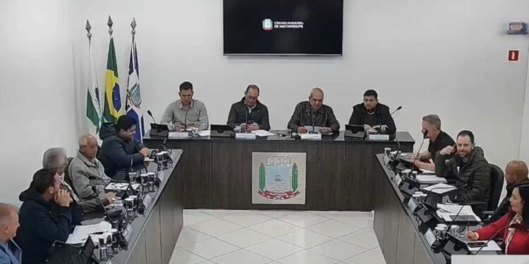 Projeto de lei que promete luz e água para áreas irregulares avança em Matinhos, mas ignora legislação já existente