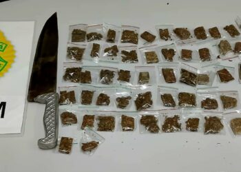 Grupamento de Motocicletas prende homem que assaltava caminhoneiros e vendia drogas na Vila São Jorge; indivíduo era foragido da Justiça