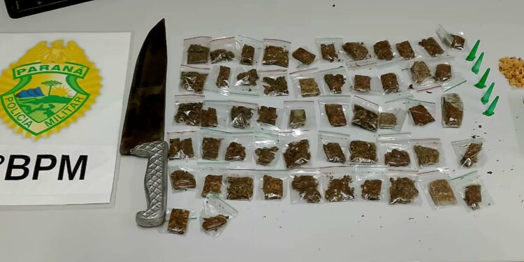 Grupamento de Motocicletas prende homem que assaltava caminhoneiros e vendia drogas na Vila São Jorge; indivíduo era foragido da Justiça