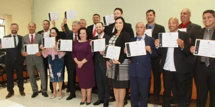 Após pressão popular, vereadores retiram de pauta projeto que criava auxílio-alimentação de R$ 1.420 para Câmara de Matinhos