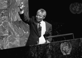 Legenda: Nelson Mandela, vice-presidente do Congresso Nacional Africano da África do Sul, discursa para o Comitê Especial contra o Apartheid no salão da Assembleia Geral da ONU, em 22 de junho de 1990.