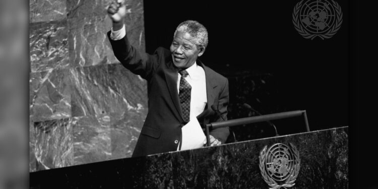 Legenda: Nelson Mandela, vice-presidente do Congresso Nacional Africano da África do Sul, discursa para o Comitê Especial contra o Apartheid no salão da Assembleia Geral da ONU, em 22 de junho de 1990.