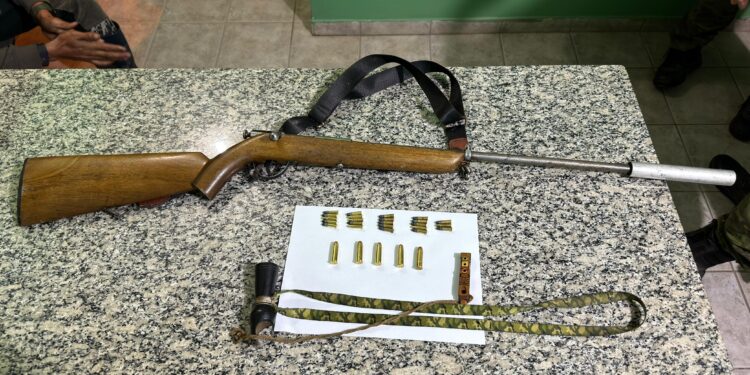 Polícia Ambiental apreende carabina com silenciador e munições em Guaraqueçaba