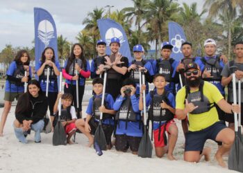 Projeto Pá na Água oferece aulas gratuitas de remada e fotografia para alunos de escolas públicas de Paranaguá
