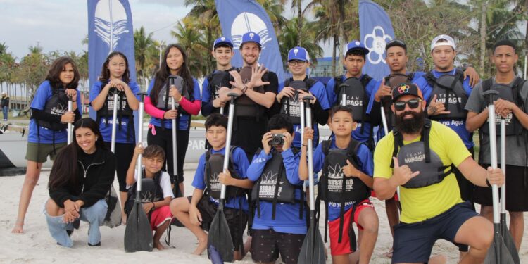 Projeto Pá na Água oferece aulas gratuitas de remada e fotografia para alunos de escolas públicas de Paranaguá