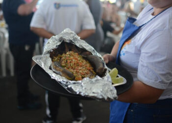 Com shows, fandango, prato típico a R$ 95 e barracas até o fim do mês, Festa da Tainha dá largada aos 377 anos de Paranaguá