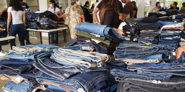 Outlet Jeans em Paranaguá terá peças com até 70% de desconto e arrecadação em prol da APAE; evento começa nesta sexta (4)