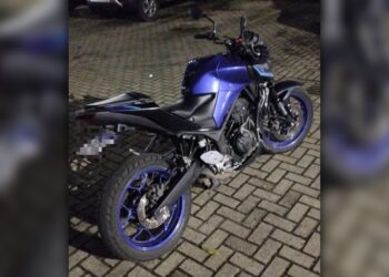 PM prende dupla com moto furtada e porções de cocaína durante patrulhamento de rotina em Paranaguá