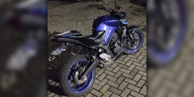 PM prende dupla com moto furtada e porções de cocaína durante patrulhamento de rotina em Paranaguá