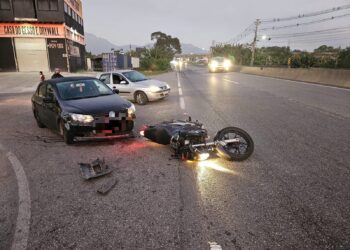 TRÂNSITO: Colisão traseira envolvendo carro e moto no Jardim Samambaia em Paranaguá