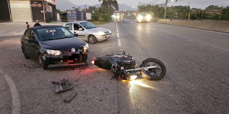 TRÂNSITO: Colisão traseira envolvendo carro e moto no Jardim Samambaia em Paranaguá