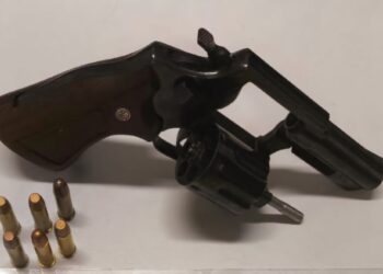 ROTAM flagra rapaz com maconha e revólver na Praça de Eventos em Paranaguá