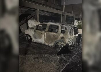 PM e Corpo de Bombeiros atendem ocorrência de incêndio em veículo em Matinhos