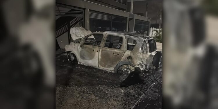 PM e Corpo de Bombeiros atendem ocorrência de incêndio em veículo em Matinhos