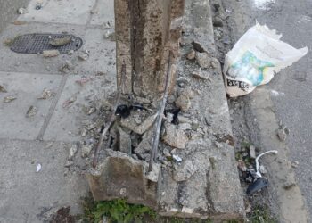 Motociclista fica ferido após bater em poste da rede pública de iluminação