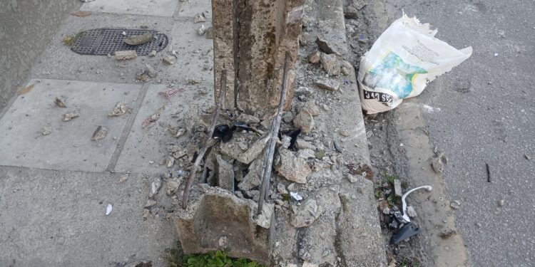 Motociclista fica ferido após bater em poste da rede pública de iluminação