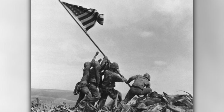 A Bandeira de Iwo Jima – Japão, 23 de fevereiro de 1945