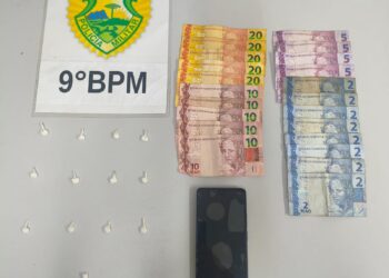 Policiais Militares flagram homem colocando porções de cocaína dentro de uma meia infantil na Ilha dos Valadares