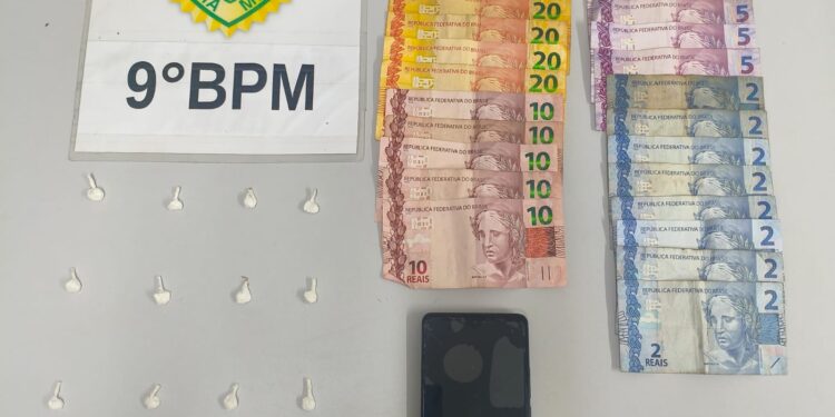 Policiais Militares flagram homem colocando porções de cocaína dentro de uma meia infantil na Ilha dos Valadares