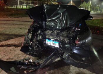 Carro bate em poste da rede de alta tensão em Matinhos; passageiro não resistiu aos graves ferimentos