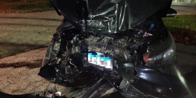 Carro bate em poste da rede de alta tensão em Matinhos; passageiro não resistiu aos graves ferimentos