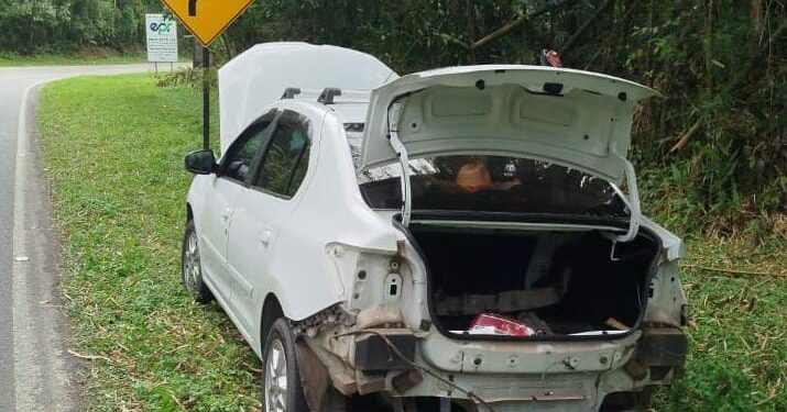 Carro furtado na RMC é encontrado abandonado em Morretes