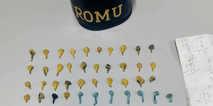 A droga estava escondida no bolso da calça que o abordado vestia