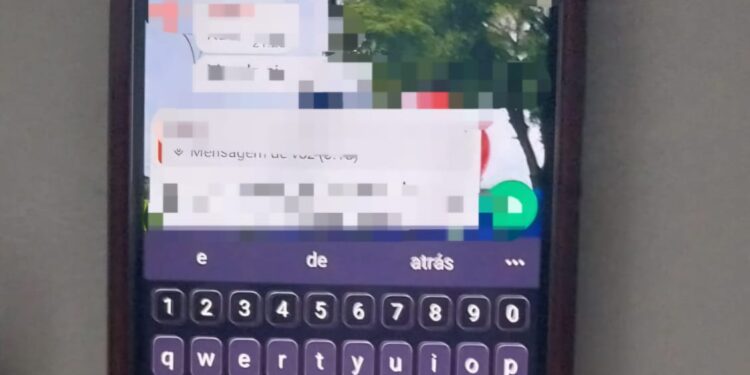 Com informações repassadas pelo rastreador do celular, as equipes foram até um beco, na Rua Visconde de Nácar, no bairro Costeira, onde abordaram um suspeito.
