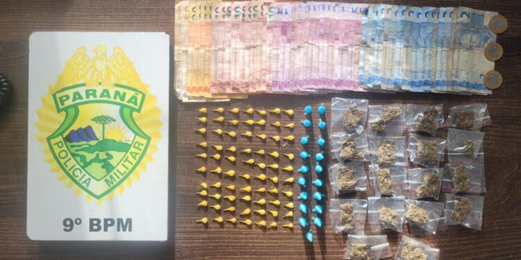 O entorpecente apreendido estava dentro de uma bolsa