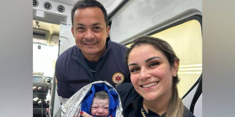Equipe do SAMU Litoral realiza parto em ambulância