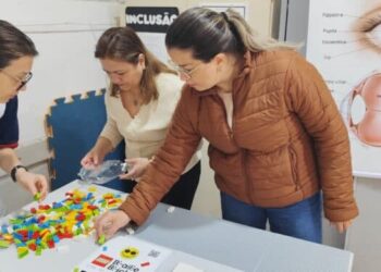 Matinhos adota kits LEGO Braille Bricks e amplia inclusão de alunos com deficiência visual