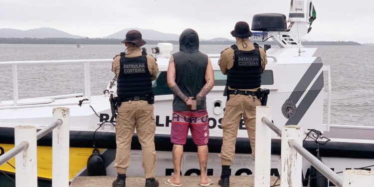 O homem estava sentado na frente de uma residência, na Ilha de Almeida, quando foi abordado pelos militares