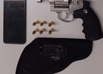 A abordagem policial aconteceu na frente de uma distribuidora de bebidas, nas proximidades da Avenida Bento Munhoz da Rocha Neto