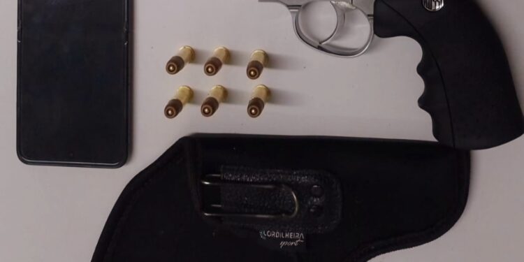 A abordagem policial aconteceu na frente de uma distribuidora de bebidas, nas proximidades da Avenida Bento Munhoz da Rocha Neto