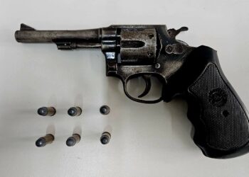 O revólver calibre .32 estava com seis munições intactas no tambor